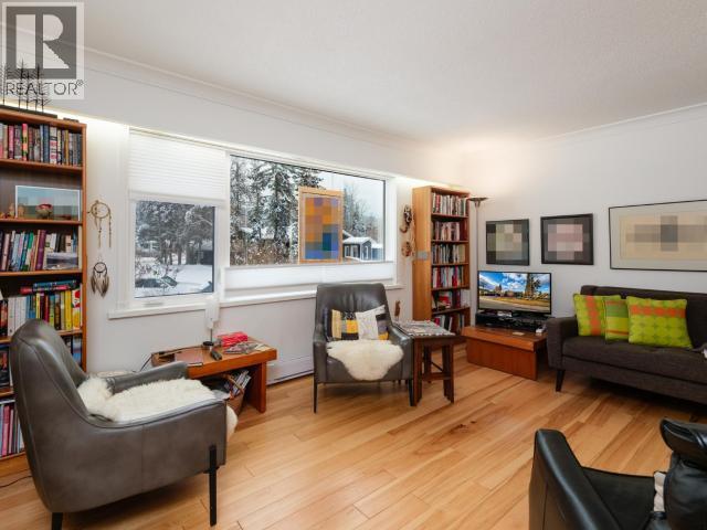 68 Klondike Road, Whitehorse, YT - Indoor Photo Showing Living Room