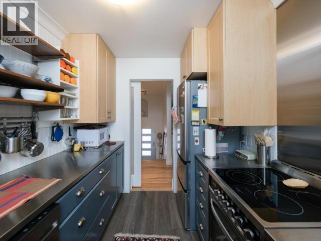 68 Klondike Road, Whitehorse, YT - Indoor Photo Showing Kitchen