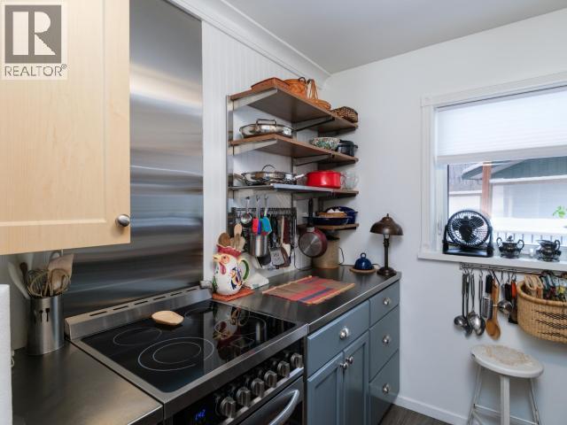 68 Klondike Road, Whitehorse, YT - Indoor Photo Showing Kitchen