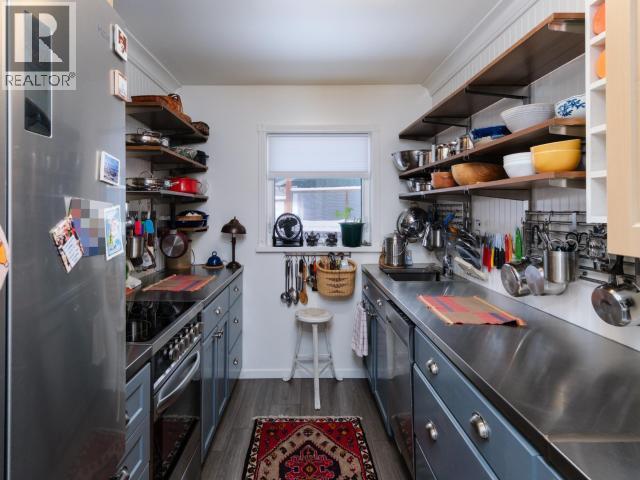 68 Klondike Road, Whitehorse, YT - Indoor Photo Showing Kitchen