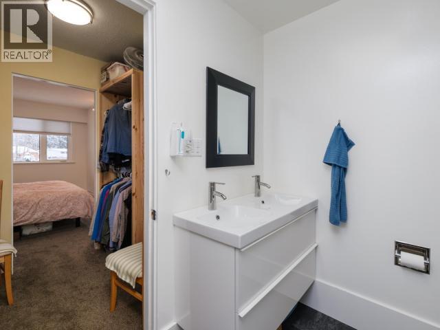 68 Klondike Road, Whitehorse, YT - Indoor Photo Showing Bathroom