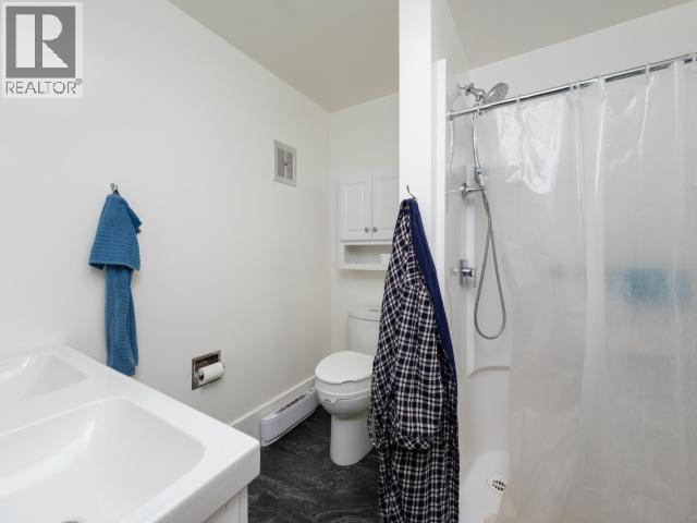 68 Klondike Road, Whitehorse, YT - Indoor Photo Showing Bathroom