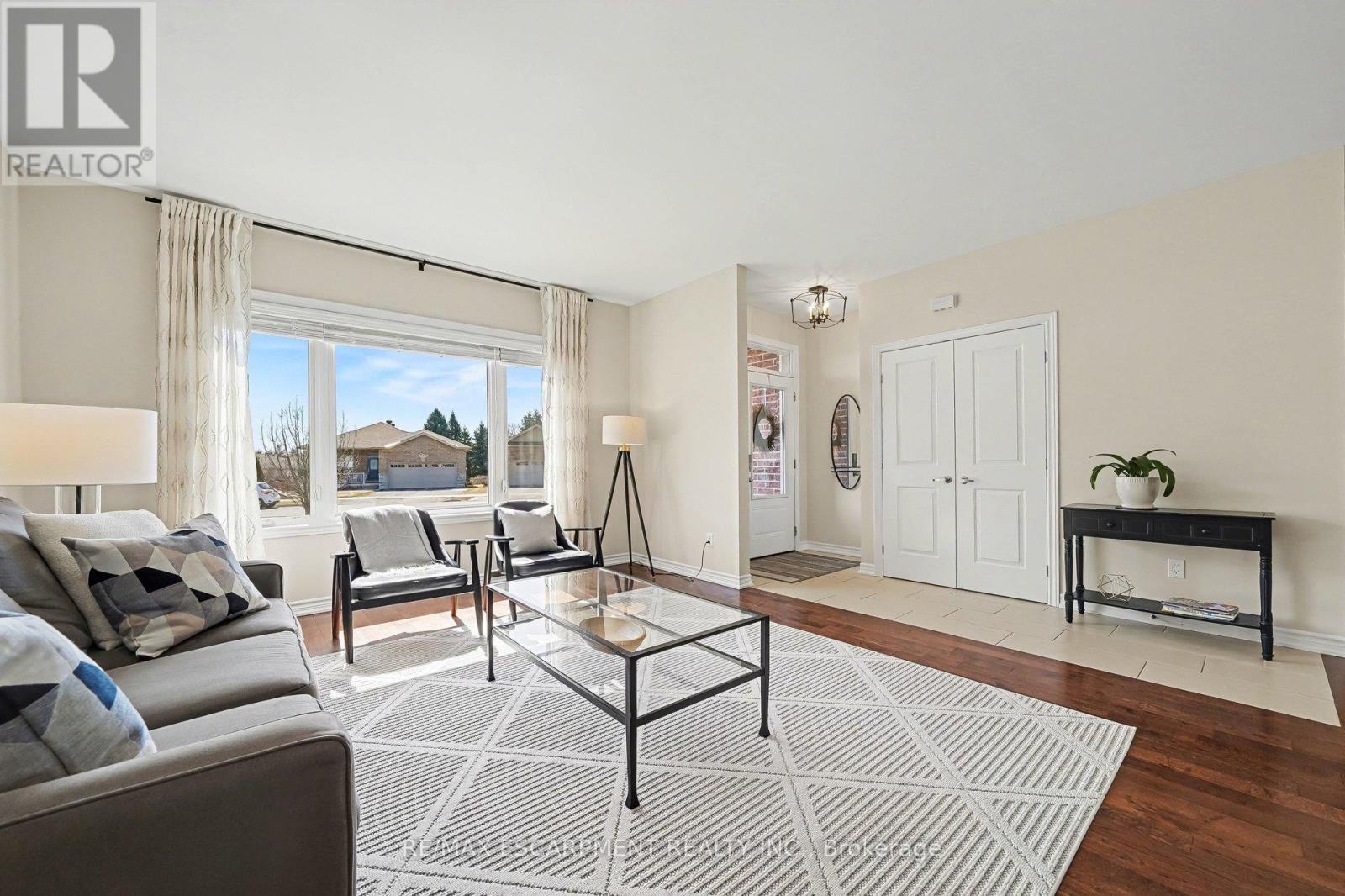 7 Senators Gate Drive, Perth, ON - Indoor Photo Showing Living Room