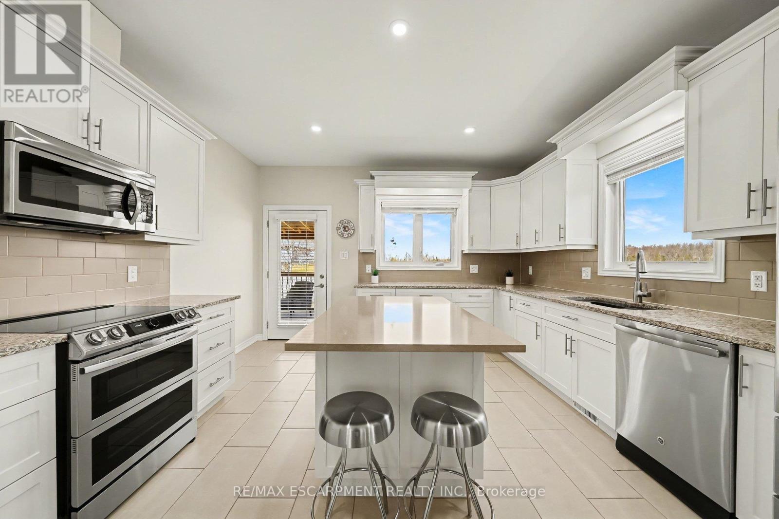 7 Senators Gate Drive, Perth, ON - Indoor Photo Showing Kitchen With Upgraded Kitchen