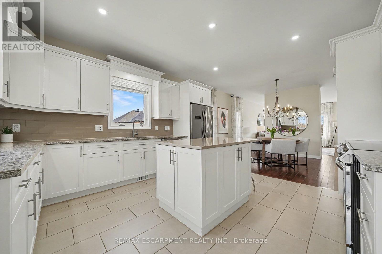 7 Senators Gate Drive, Perth, ON - Indoor Photo Showing Kitchen With Upgraded Kitchen
