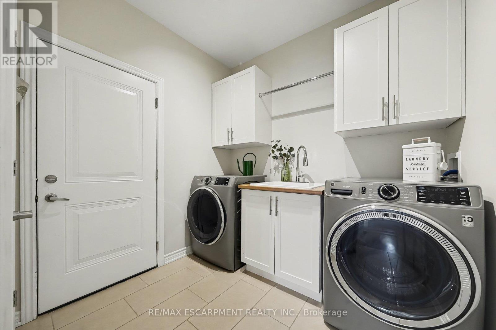 7 Senators Gate Drive, Perth, ON - Indoor Photo Showing Laundry Room