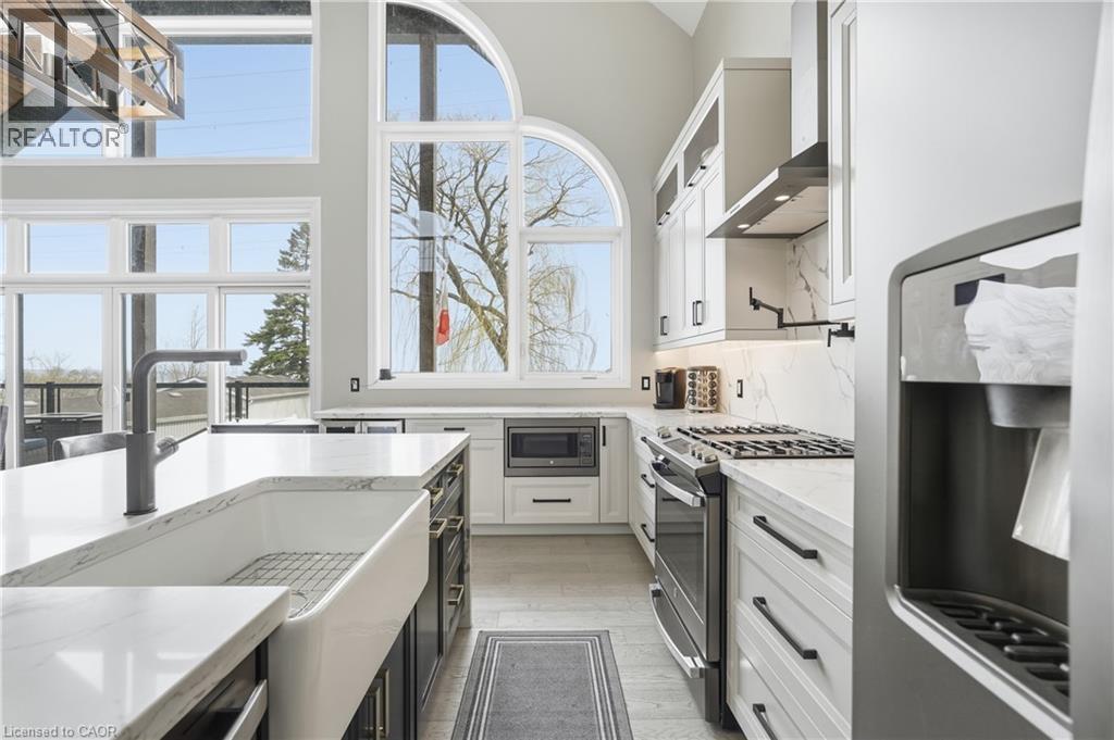 207 Beach Boulevard, Hamilton, ON - Indoor Photo Showing Kitchen