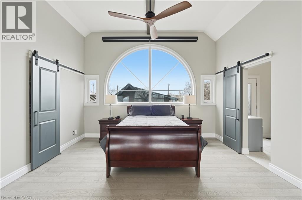 207 Beach Boulevard, Hamilton, ON - Indoor Photo Showing Bedroom