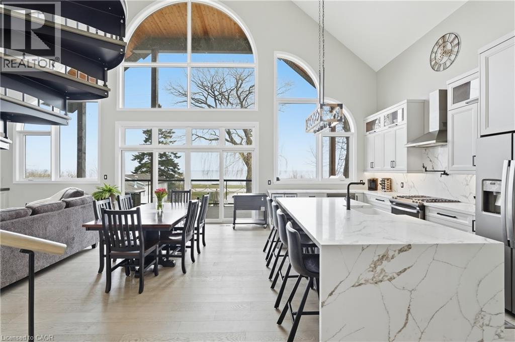 207 Beach Boulevard, Hamilton, ON - Indoor