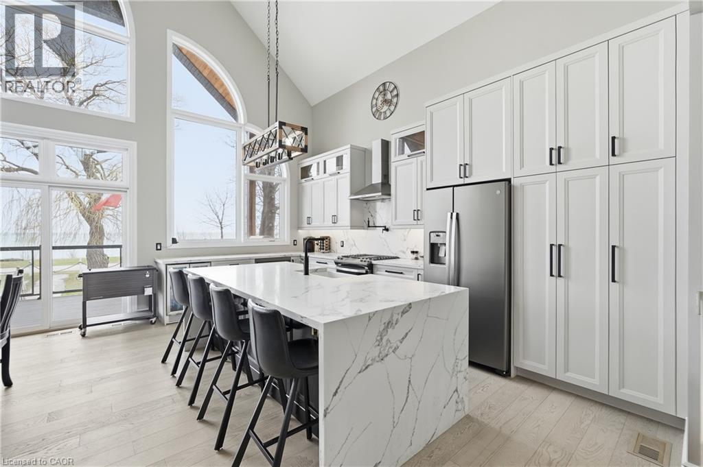 207 Beach Boulevard, Hamilton, ON - Indoor Photo Showing Kitchen