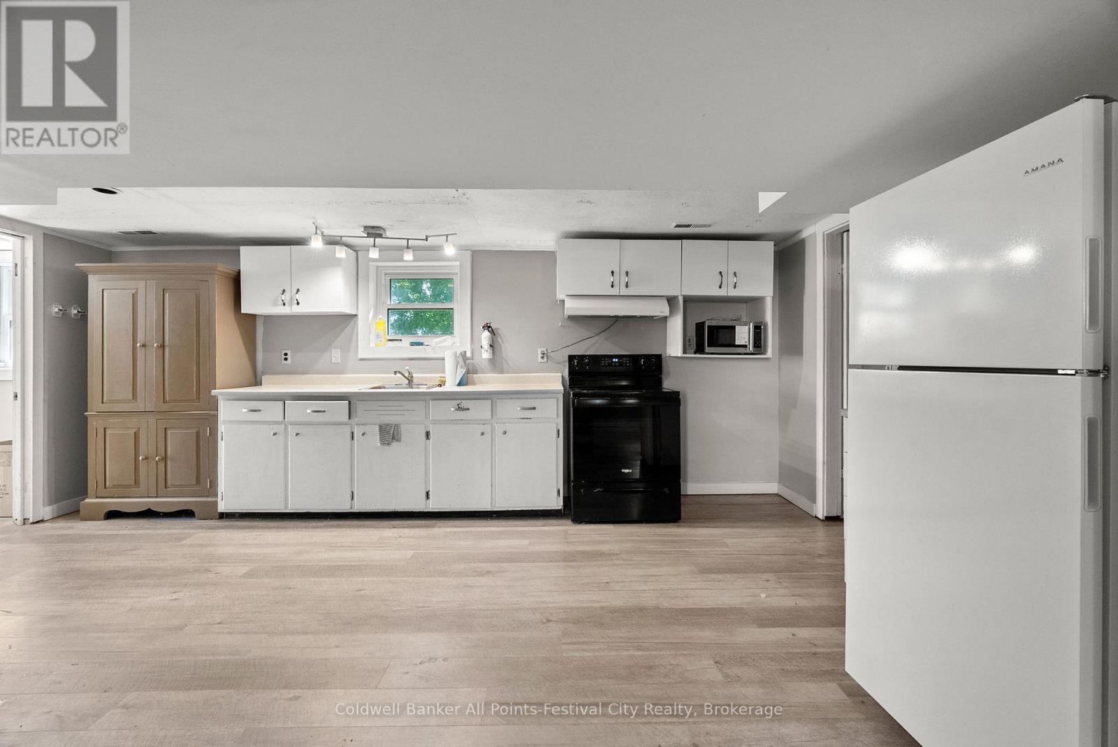 36404B Huron Road, Central Huron (Goderich), ON - Indoor Photo Showing Kitchen