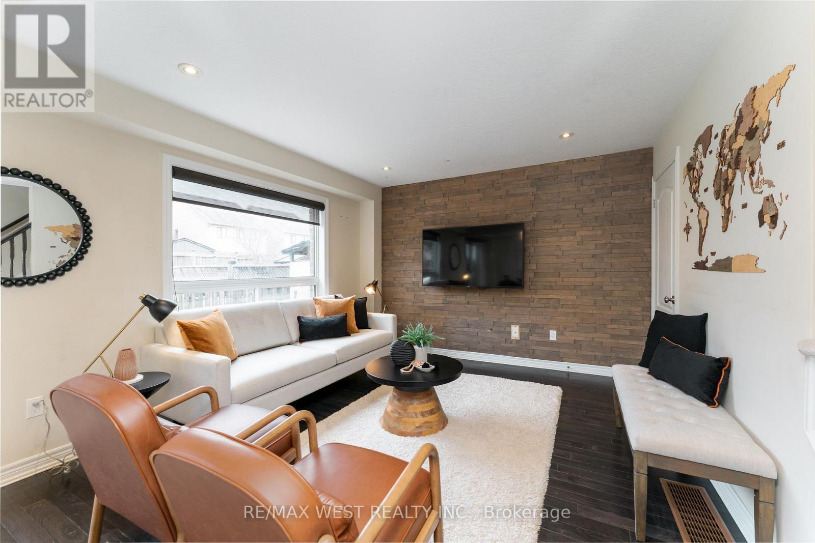 110 Banting Crescent, Essa, ON - Indoor Photo Showing Living Room