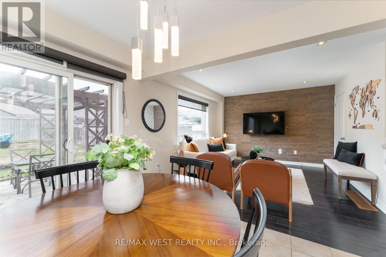 110 Banting Crescent, Essa, ON - Indoor Photo Showing Dining Room