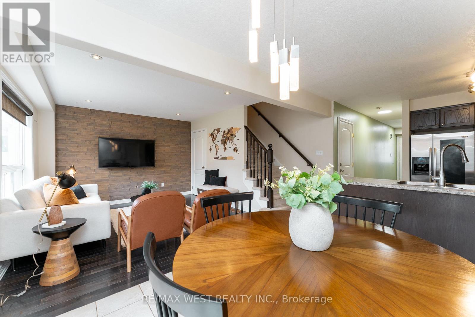 110 Banting Crescent, Essa, ON - Indoor Photo Showing Dining Room