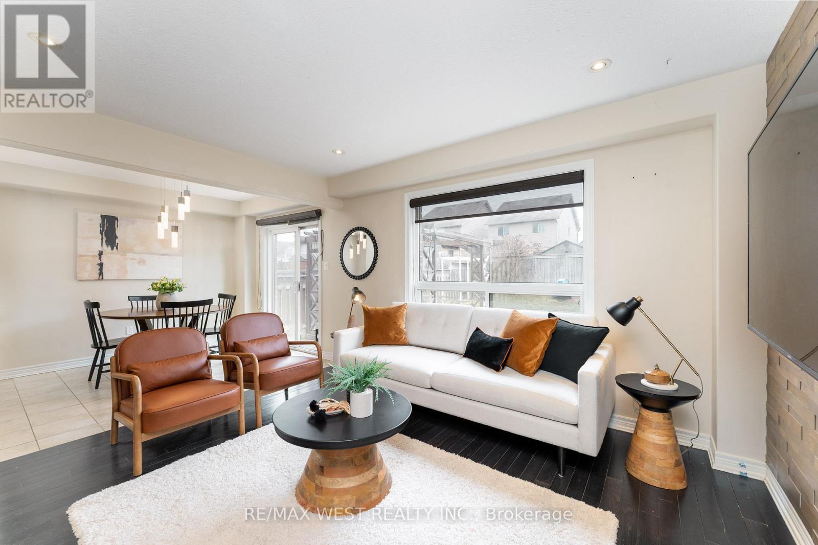 110 Banting Crescent, Essa, ON - Indoor Photo Showing Living Room