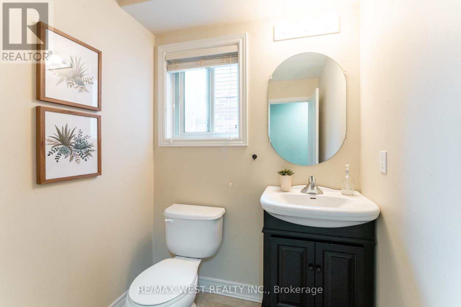110 Banting Crescent, Essa, ON - Indoor Photo Showing Bathroom