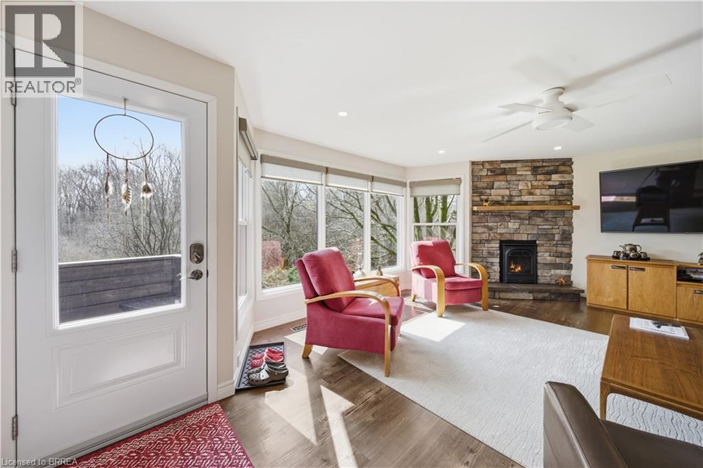 37 Parkview Crescent, Kitchener, ON - Indoor Photo Showing Living Room With Fireplace