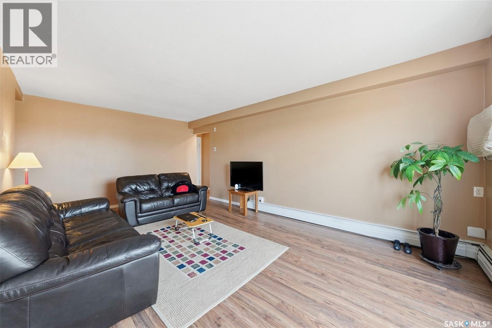 16 3030 Arlington Avenue, Saskatoon, SK - Indoor Photo Showing Living Room