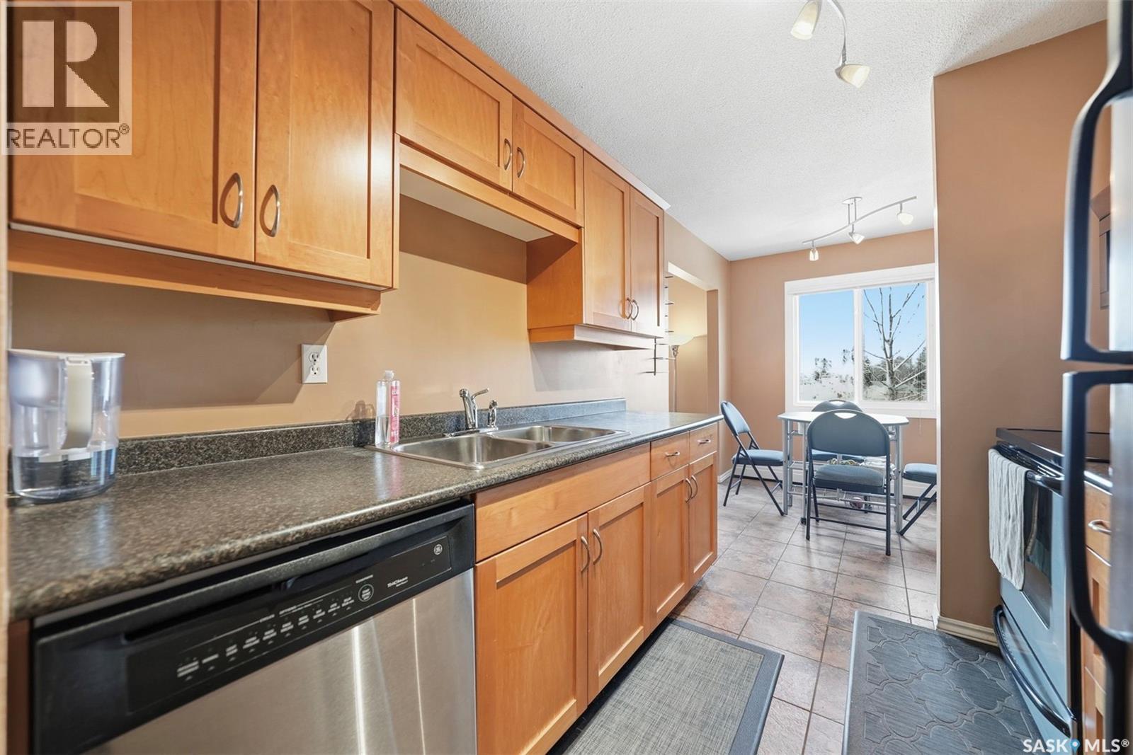 16 3030 Arlington Avenue, Saskatoon, SK - Indoor Photo Showing Kitchen With Double Sink