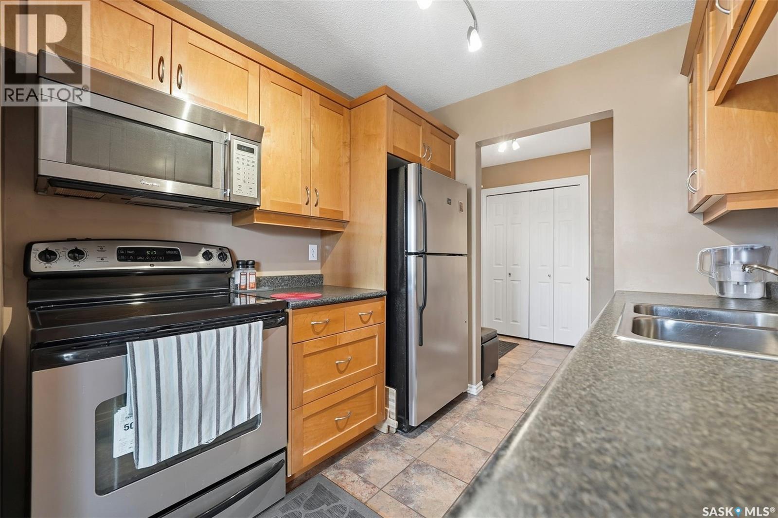 16 3030 Arlington Avenue, Saskatoon, SK - Indoor Photo Showing Kitchen With Double Sink
