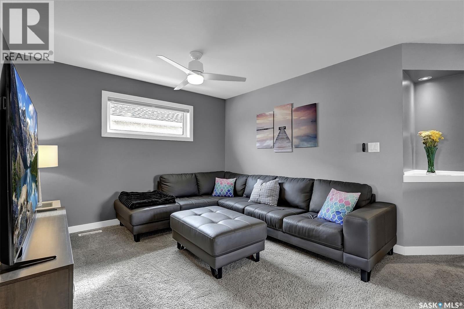 8933 Kestral Drive, Regina, SK - Indoor Photo Showing Living Room