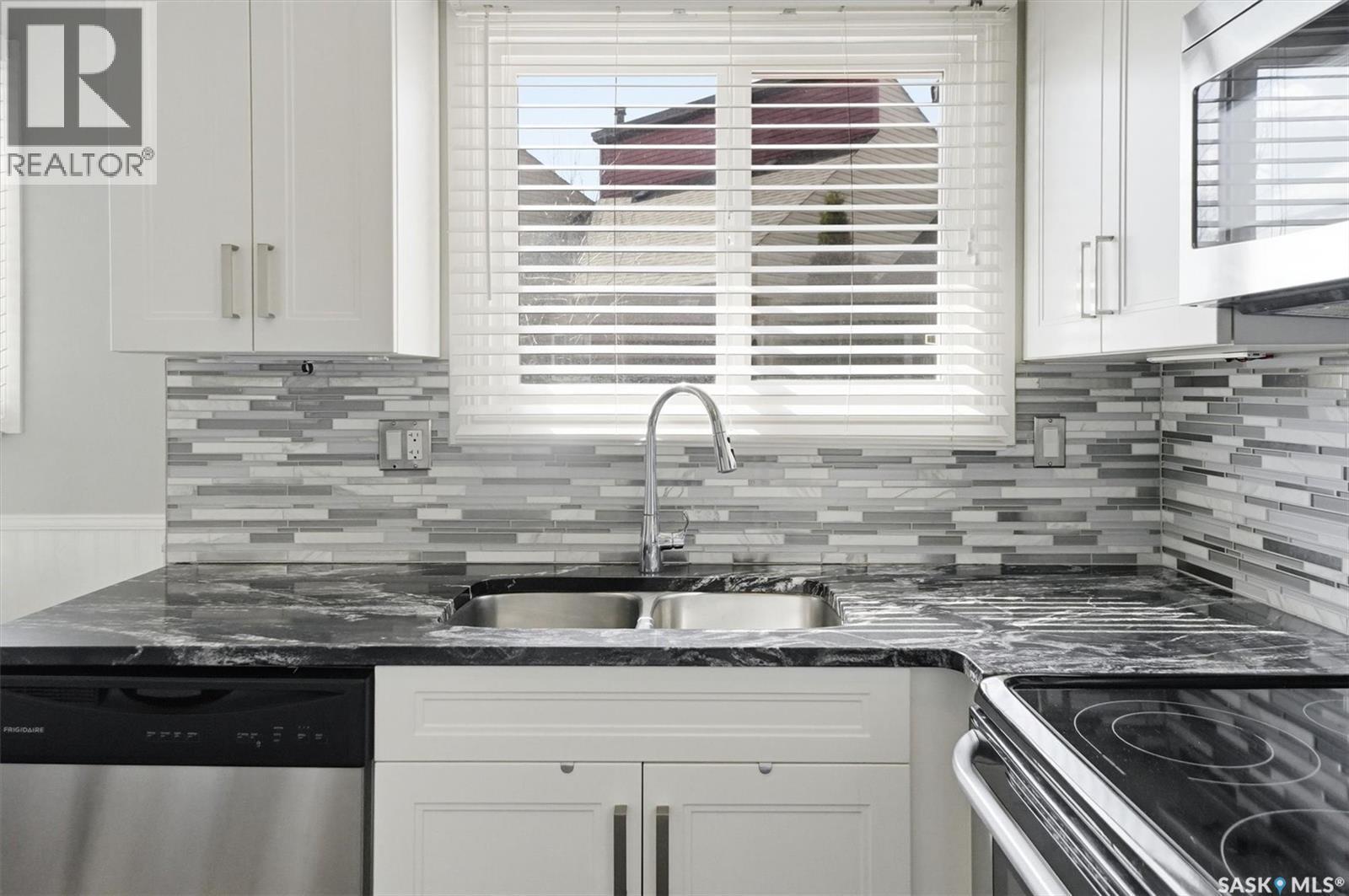 71 331 Pendygrasse Road, Saskatoon, SK - Indoor Photo Showing Kitchen With Double Sink With Upgraded Kitchen