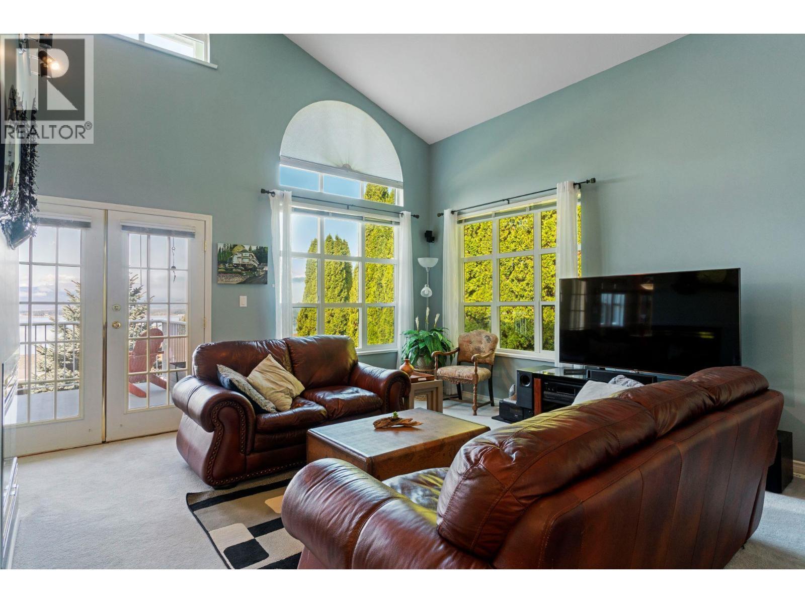 3471 Mcbride Road, Blind Bay, BC - Indoor Photo Showing Living Room
