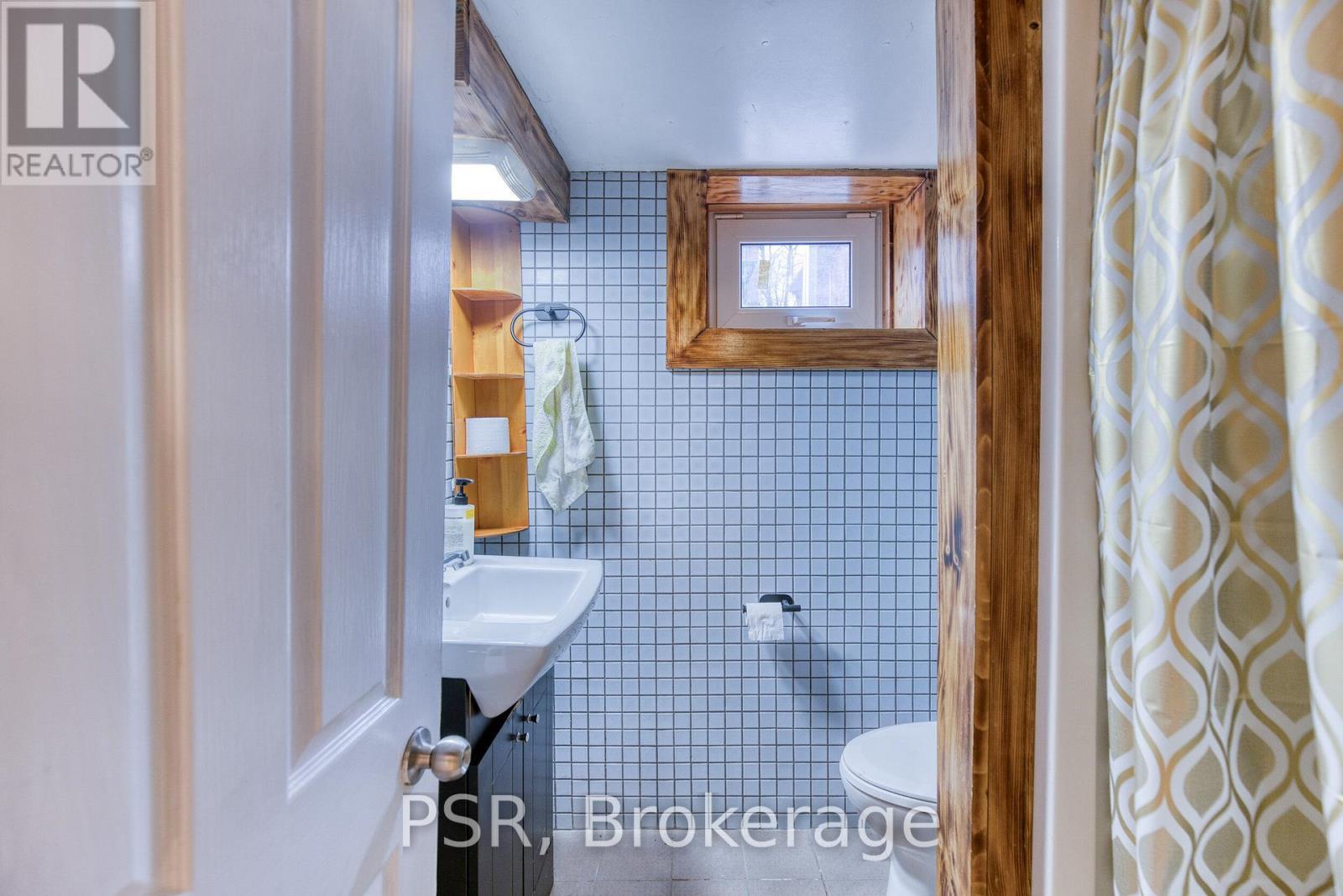 57 Eby Street S, Kitchener, ON - Indoor Photo Showing Bathroom