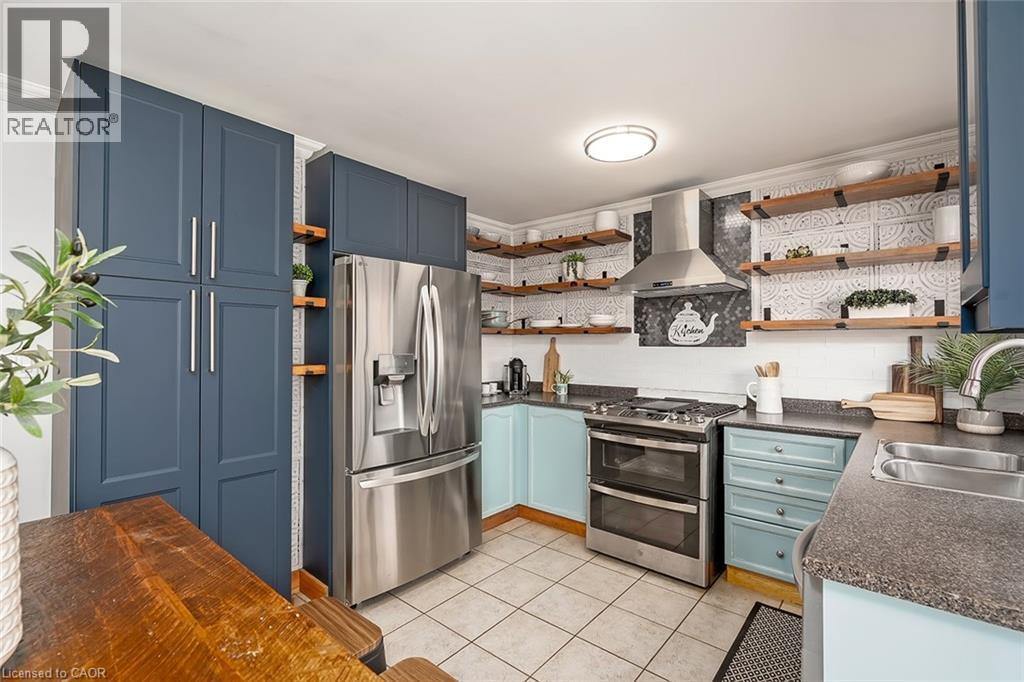 599 Caverhill Crescent, Milton, ON - Indoor Photo Showing Kitchen With Stainless Steel Kitchen With Double Sink