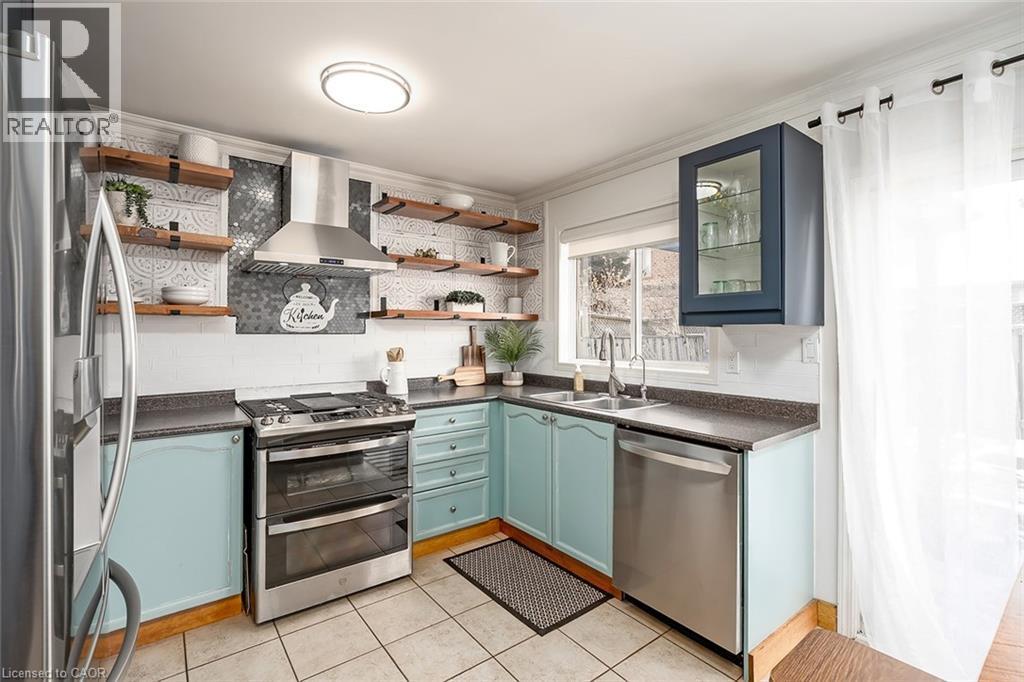 599 Caverhill Crescent, Milton, ON - Indoor Photo Showing Kitchen With Stainless Steel Kitchen With Double Sink
