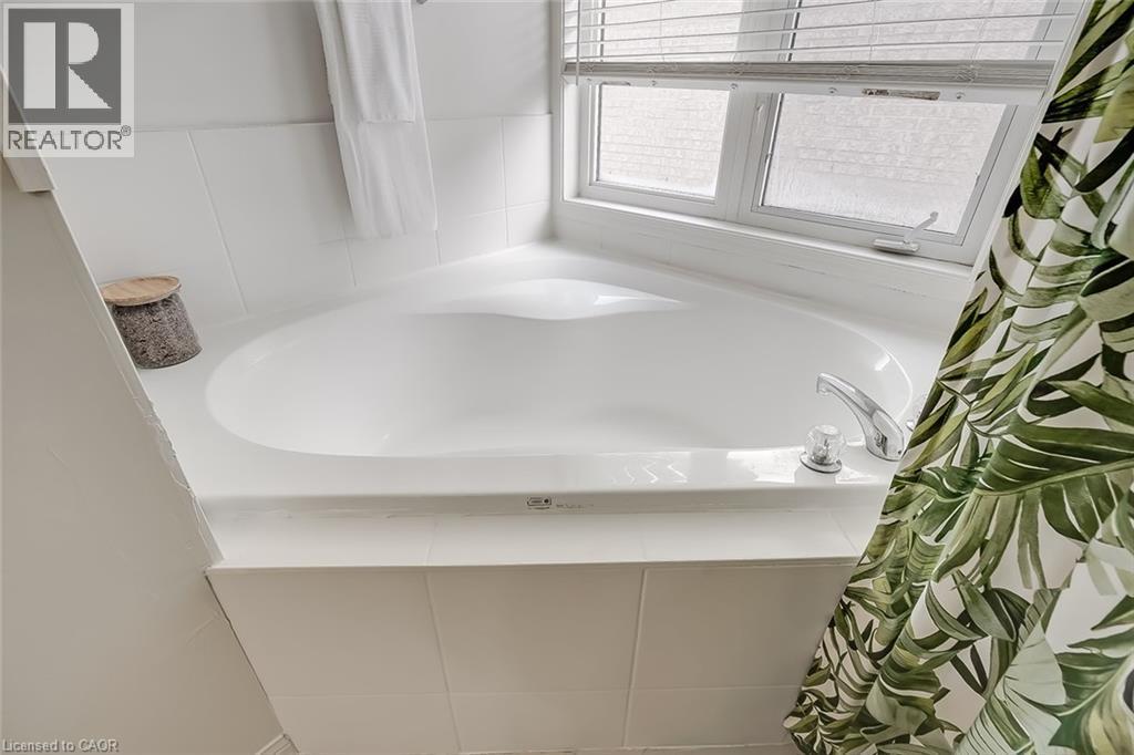 599 Caverhill Crescent, Milton, ON - Indoor Photo Showing Bathroom