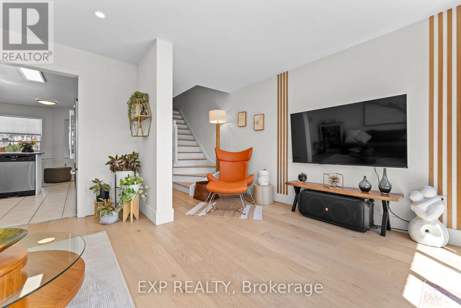 7224 Visor Gate, Mississauga, ON - Indoor Photo Showing Living Room