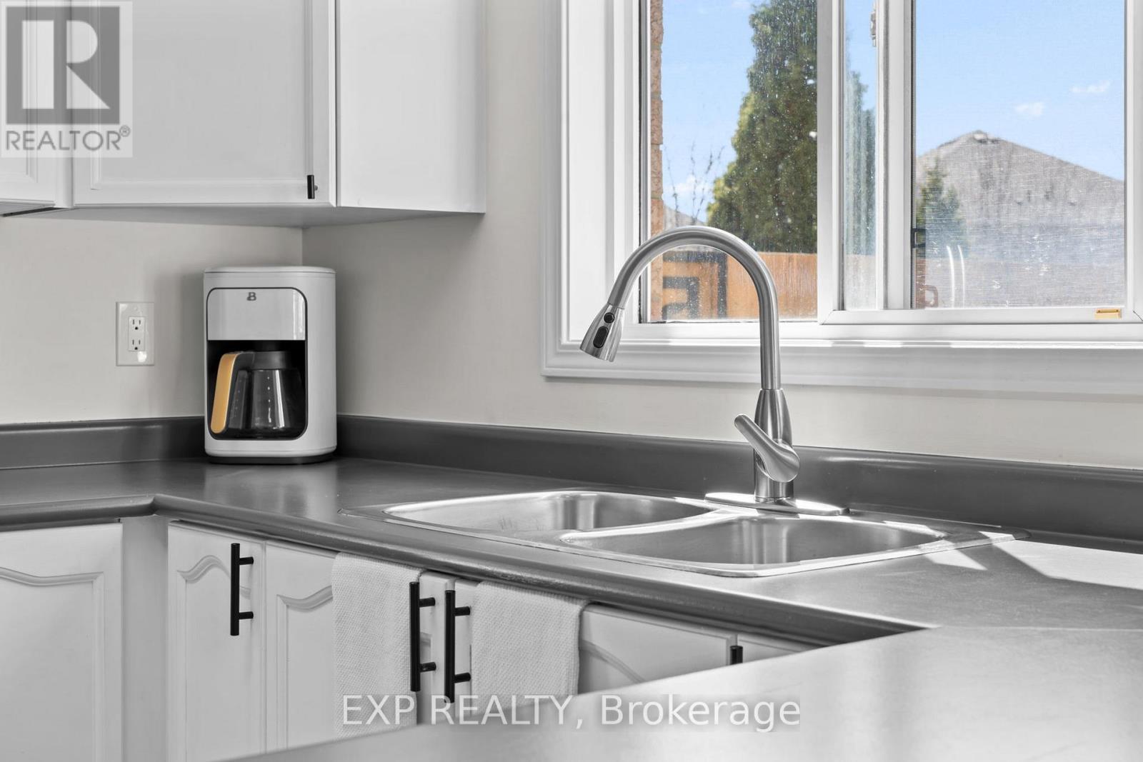 7224 Visor Gate, Mississauga, ON - Indoor Photo Showing Kitchen With Double Sink