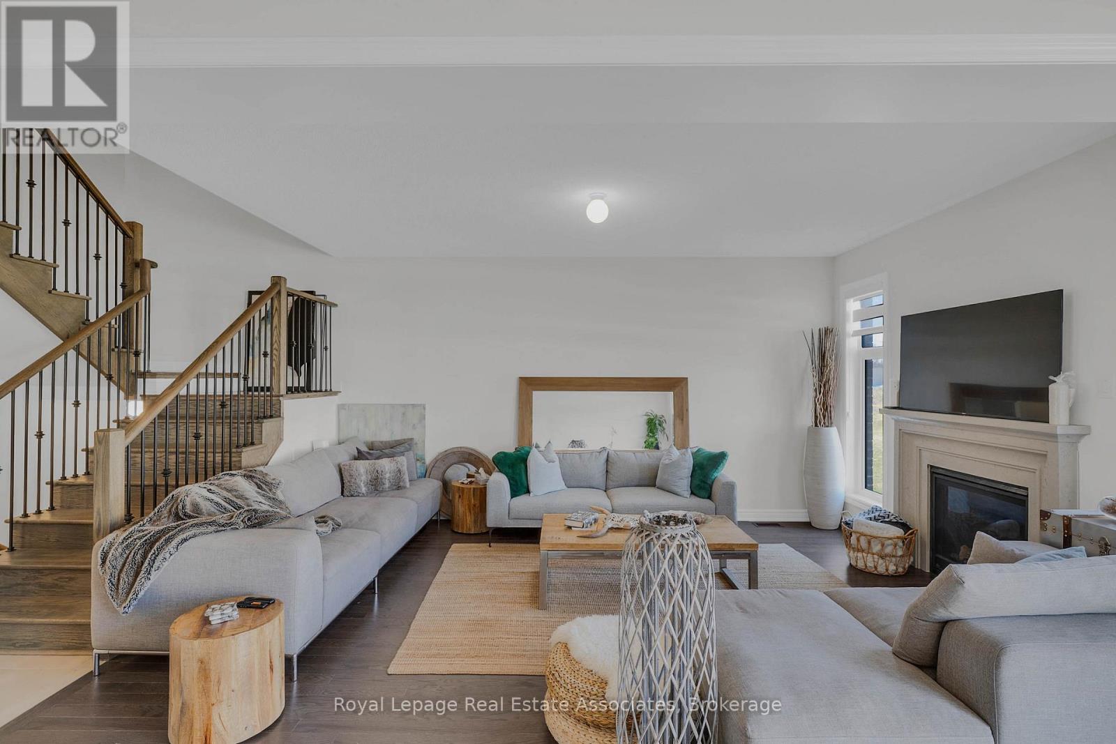 1386 Davis Loop, Innisfil, ON - Indoor Photo Showing Living Room With Fireplace