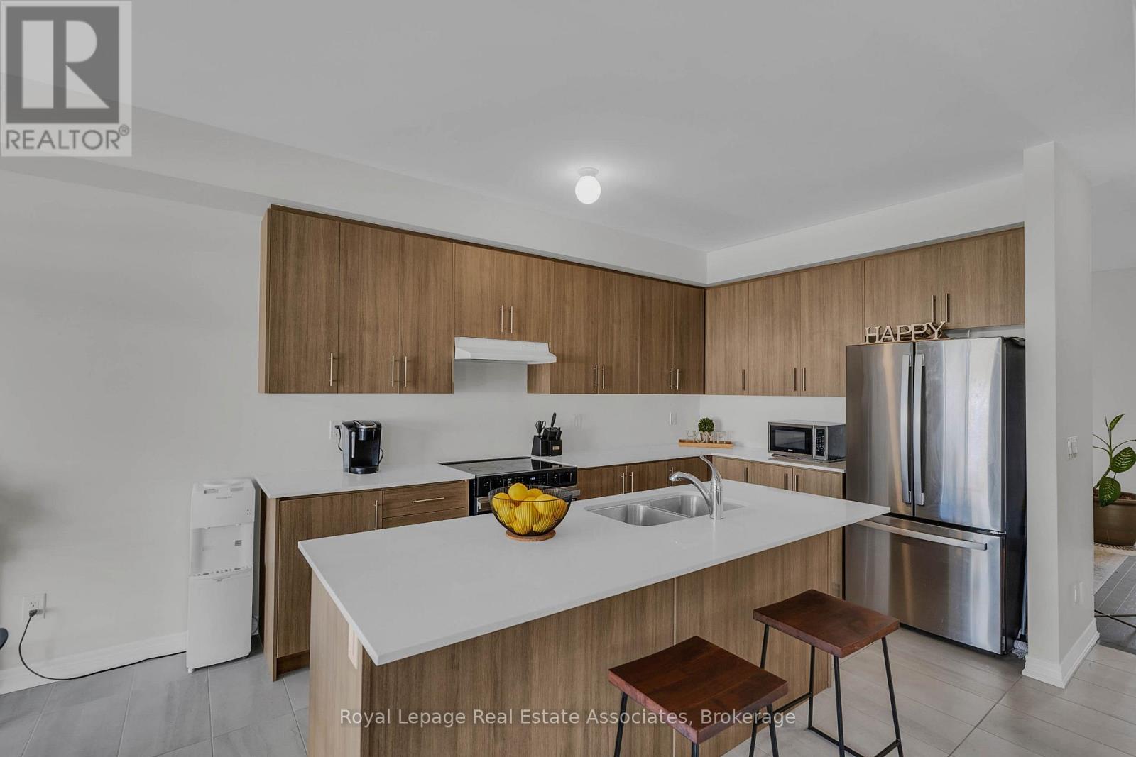 1386 Davis Loop, Innisfil, ON - Indoor Photo Showing Kitchen With Double Sink