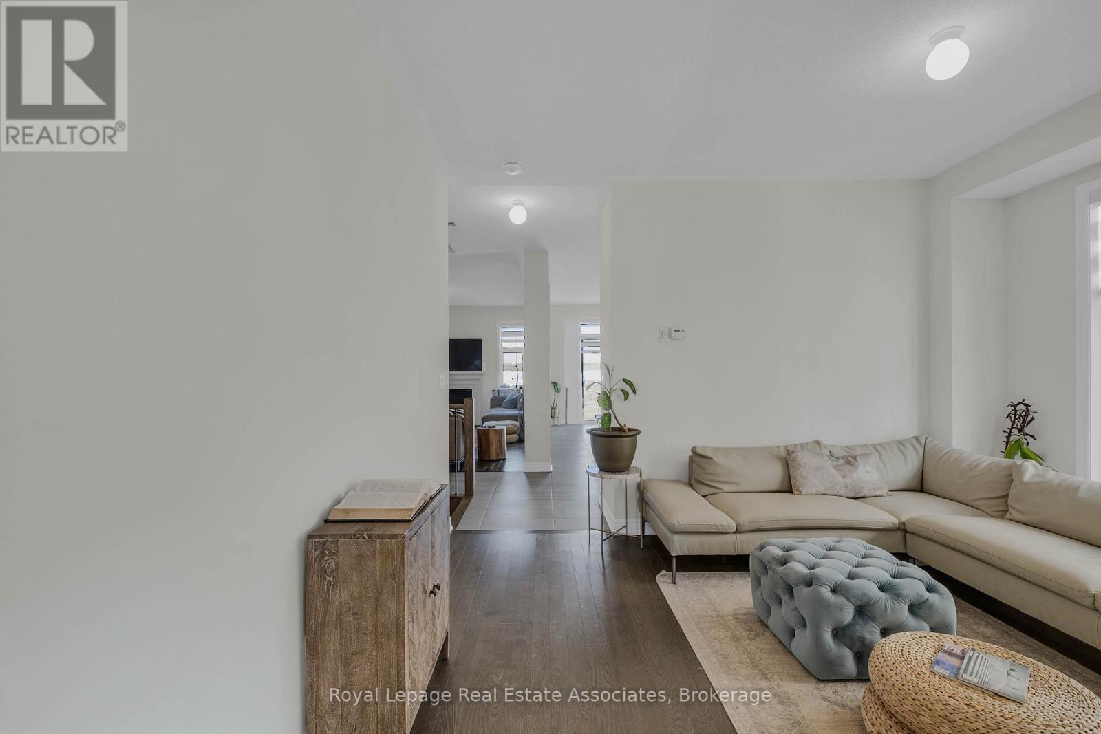 1386 Davis Loop, Innisfil, ON - Indoor Photo Showing Living Room