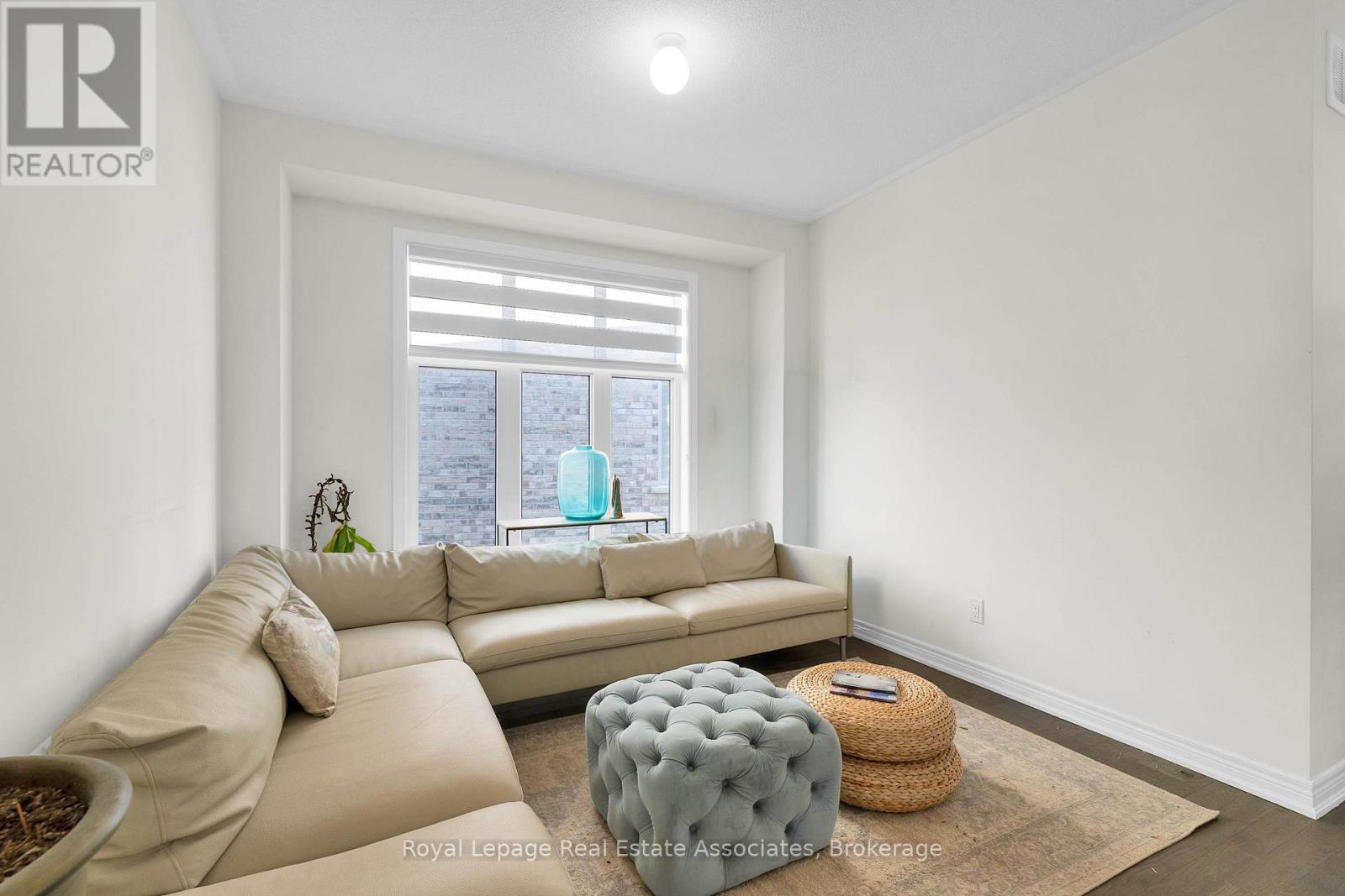 1386 Davis Loop, Innisfil, ON - Indoor Photo Showing Living Room