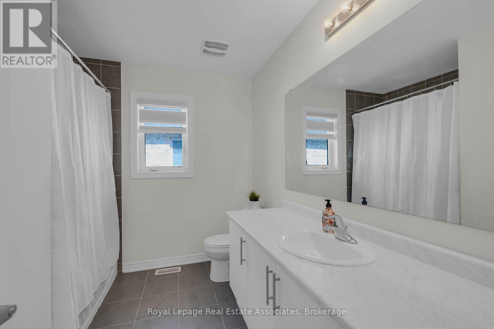 1386 Davis Loop, Innisfil, ON - Indoor Photo Showing Bathroom