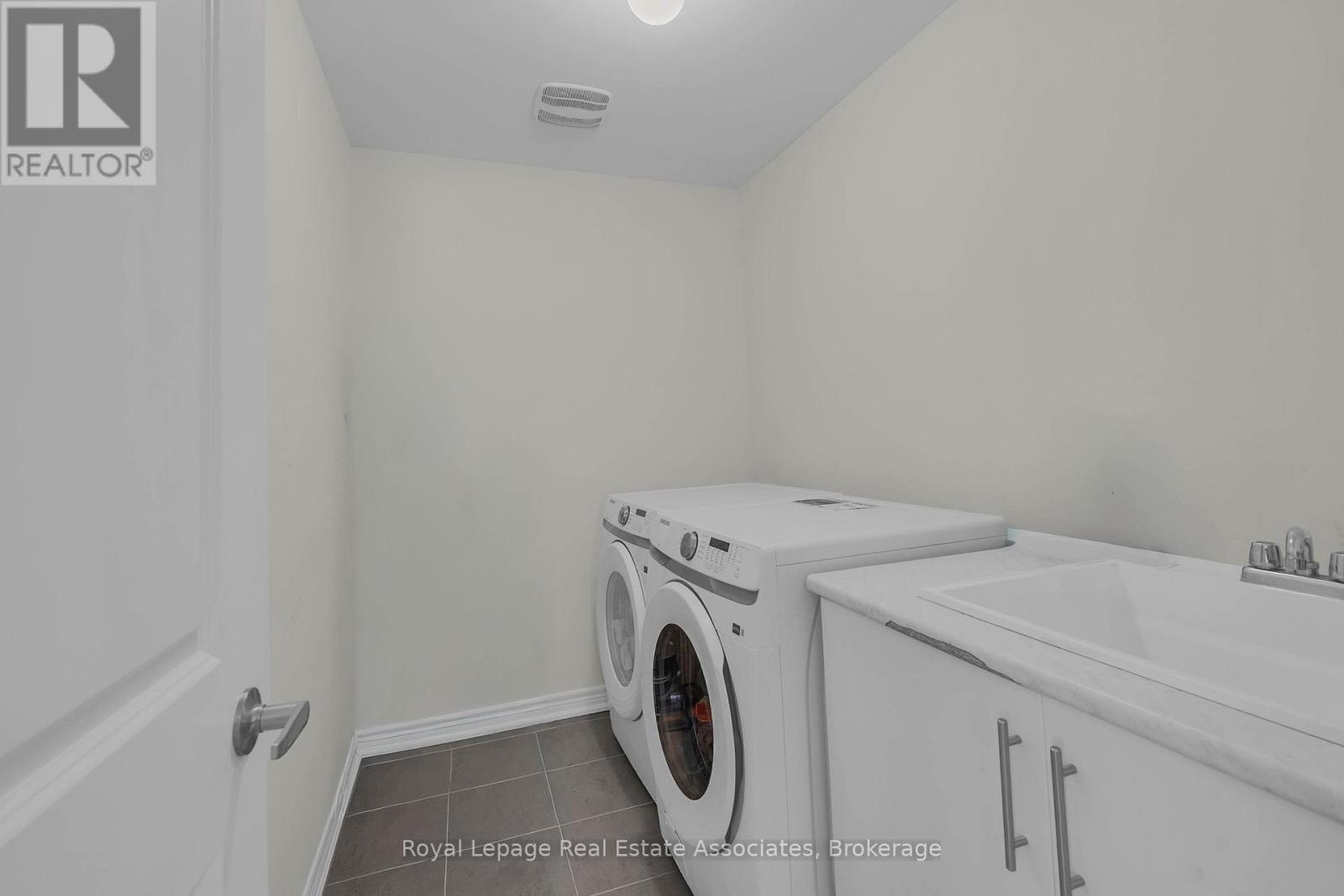 1386 Davis Loop, Innisfil, ON - Indoor Photo Showing Laundry Room