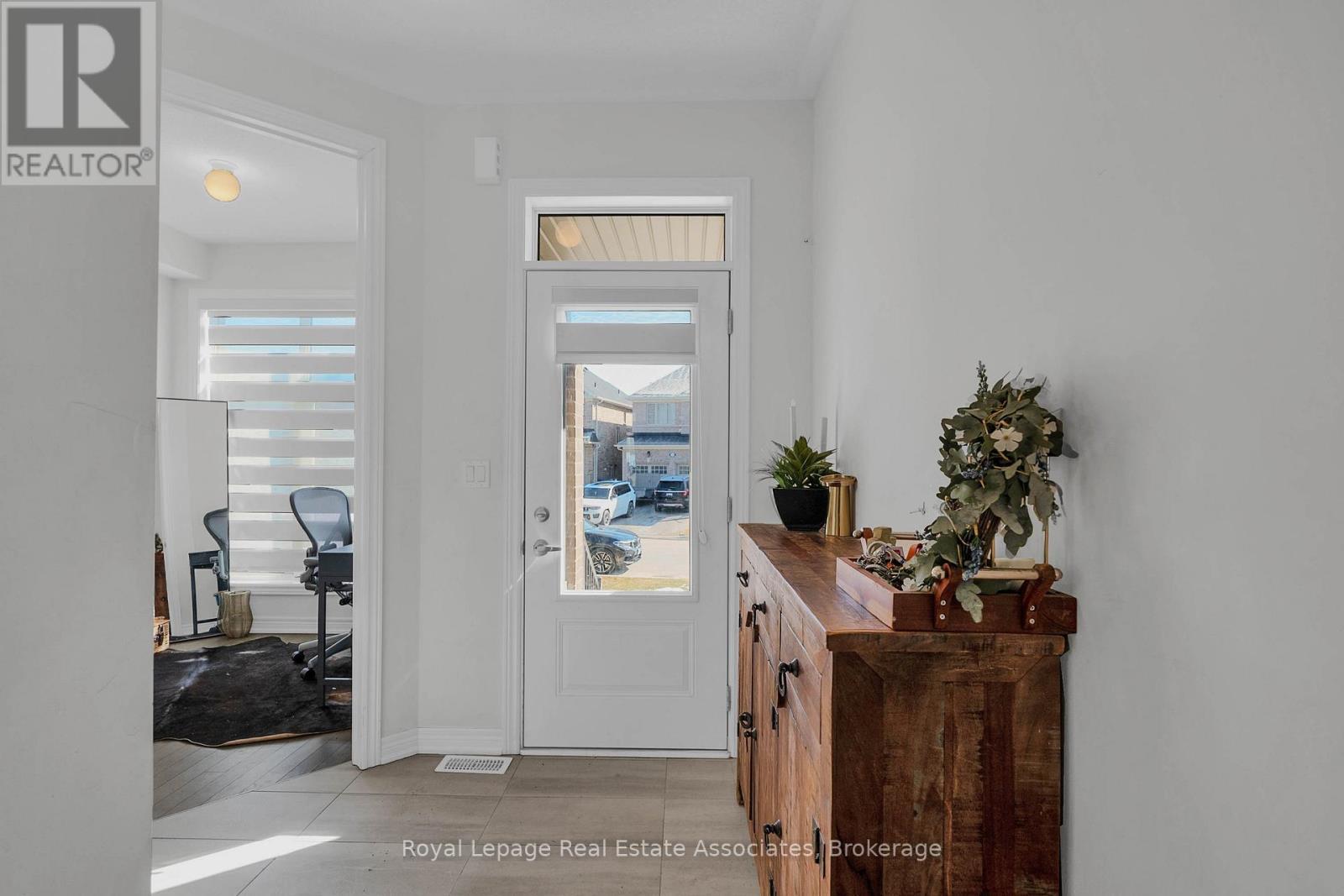 1386 Davis Loop, Innisfil, ON - Indoor Photo Showing Other Room