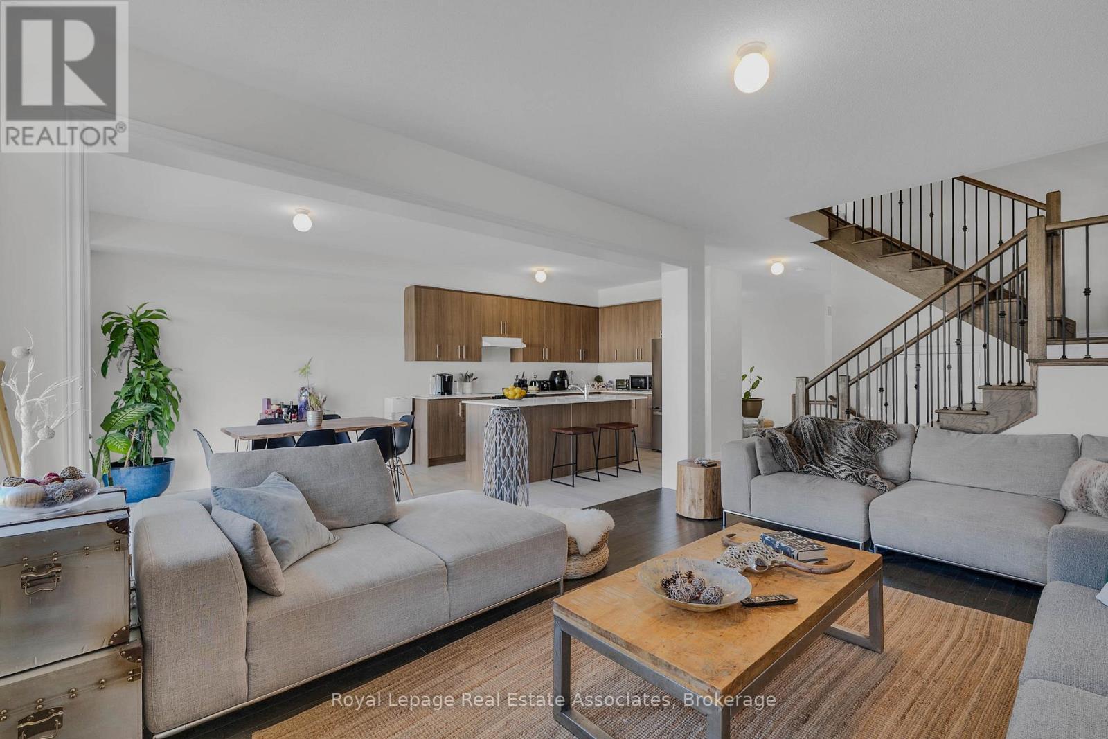 1386 Davis Loop, Innisfil, ON - Indoor Photo Showing Living Room