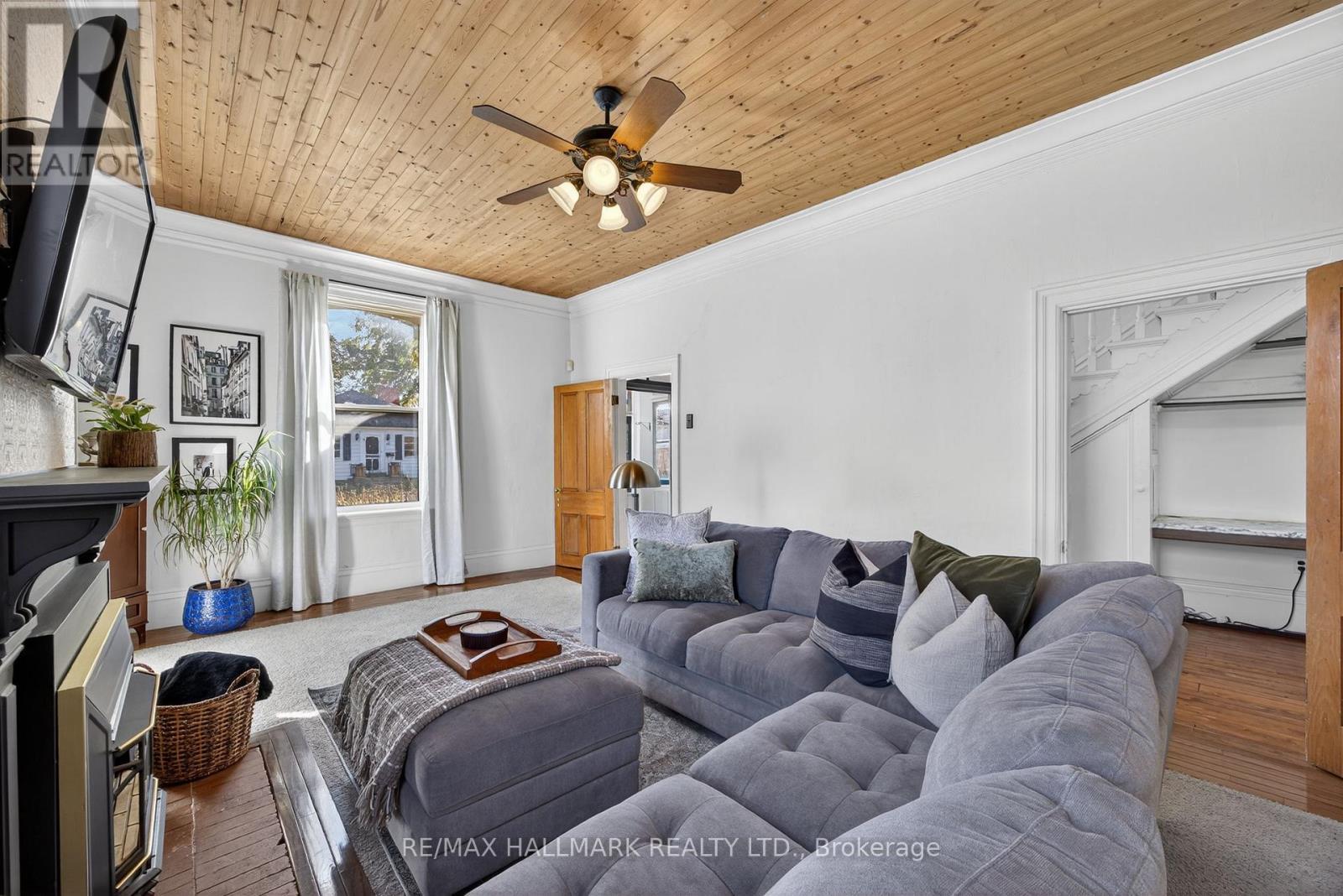 84 Wellington Street E, Barrie, ON - Indoor Photo Showing Living Room