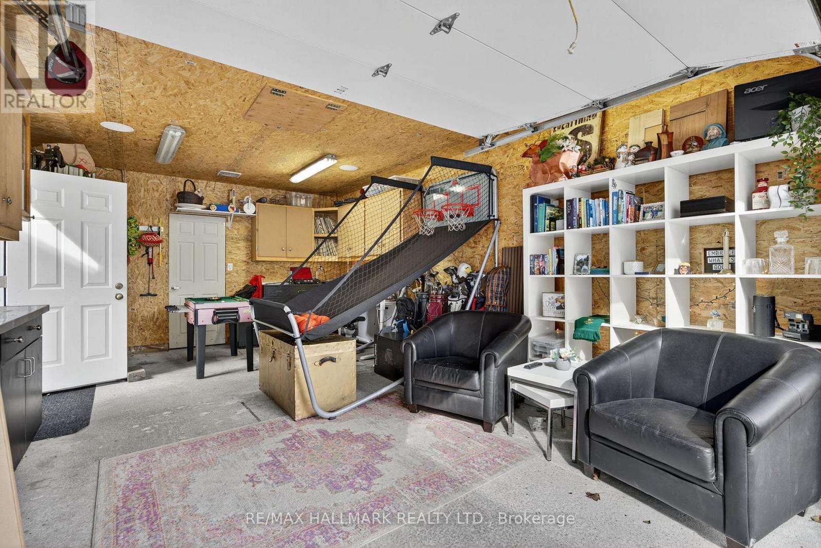 84 Wellington Street E, Barrie, ON - Indoor
