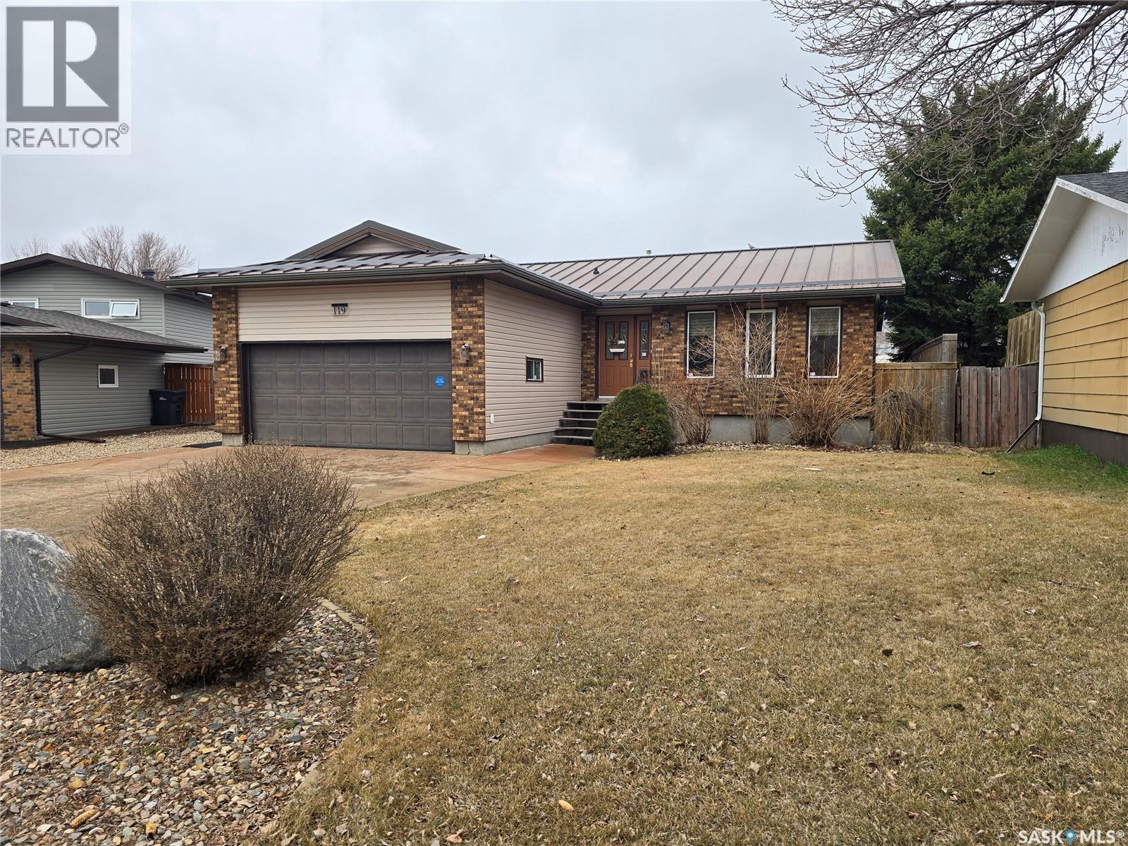 119 Montgomery Crescent, Weyburn, SK - Outdoor