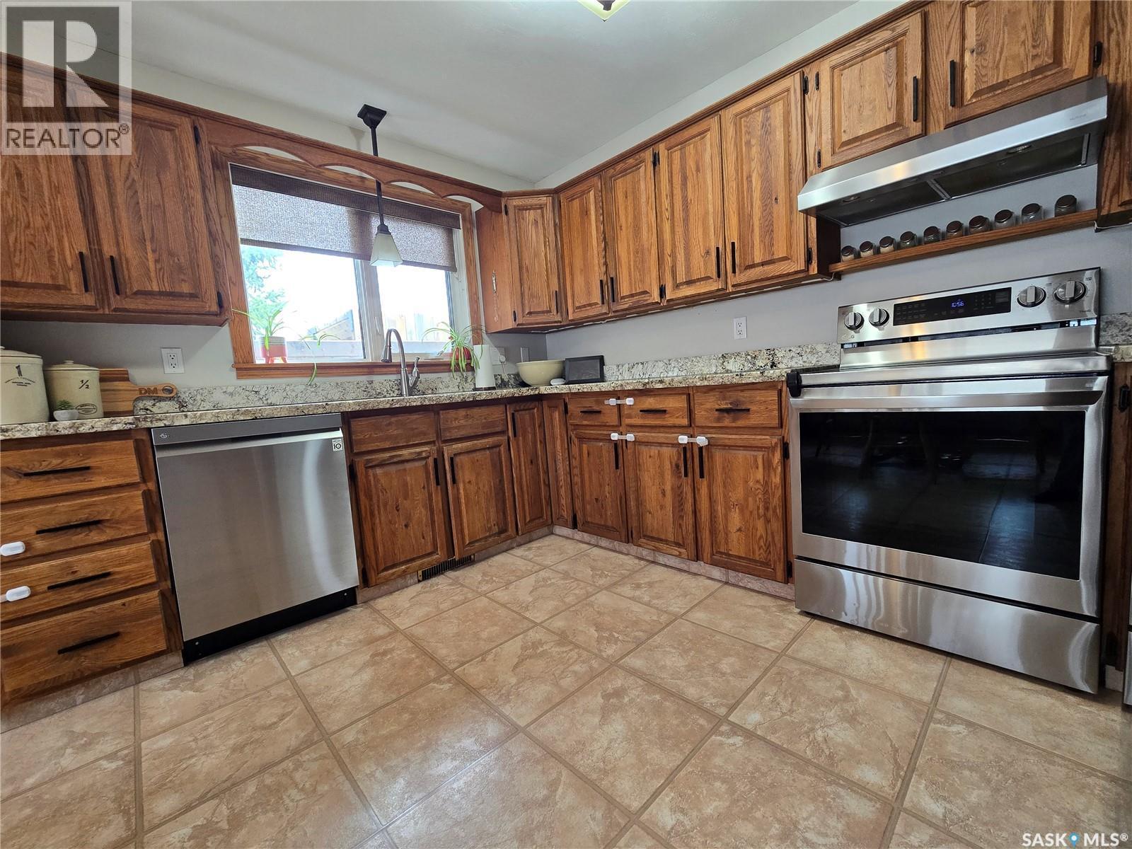 119 Montgomery Crescent, Weyburn, SK - Indoor Photo Showing Kitchen