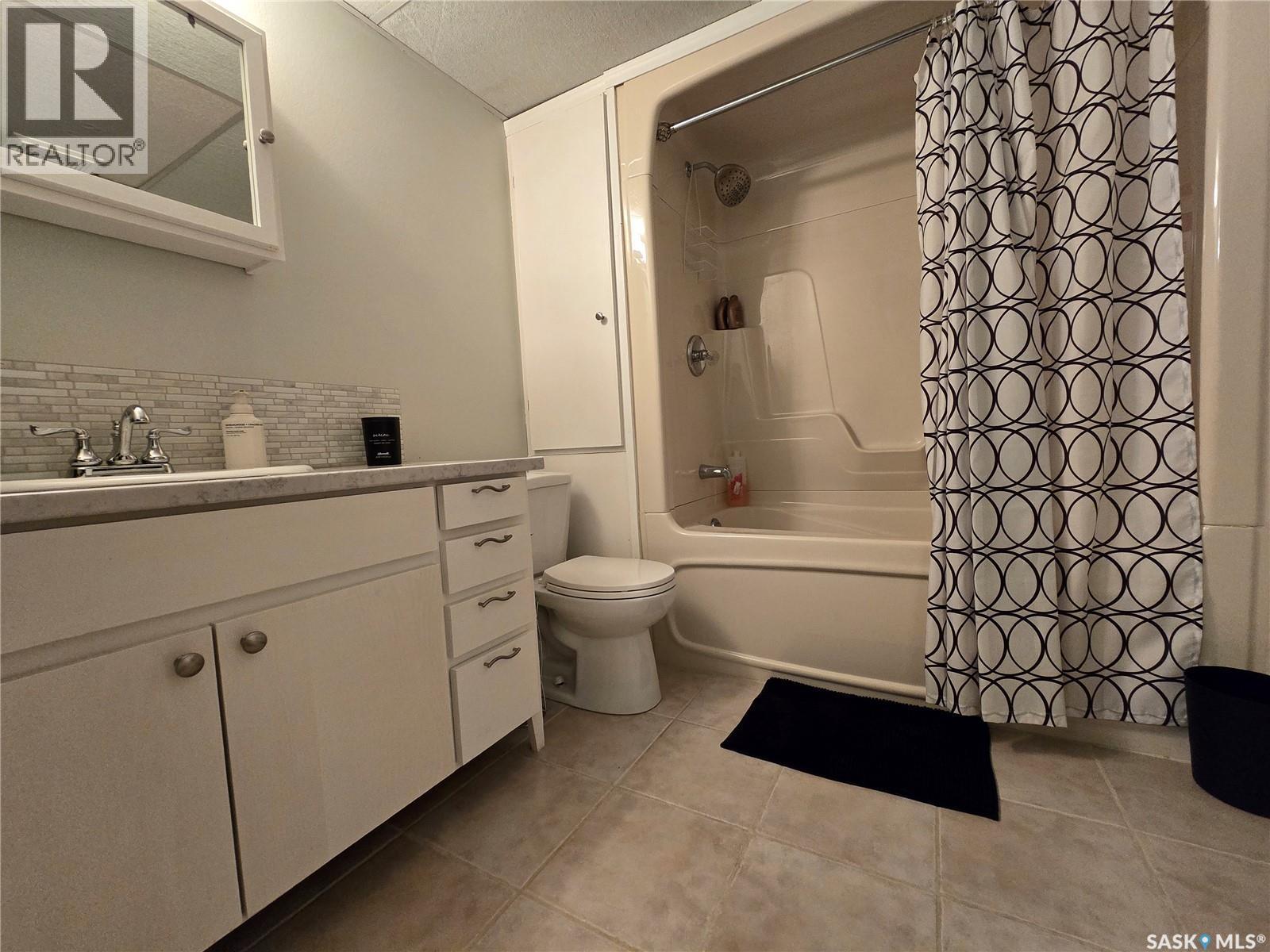 119 Montgomery Crescent, Weyburn, SK - Indoor Photo Showing Bathroom