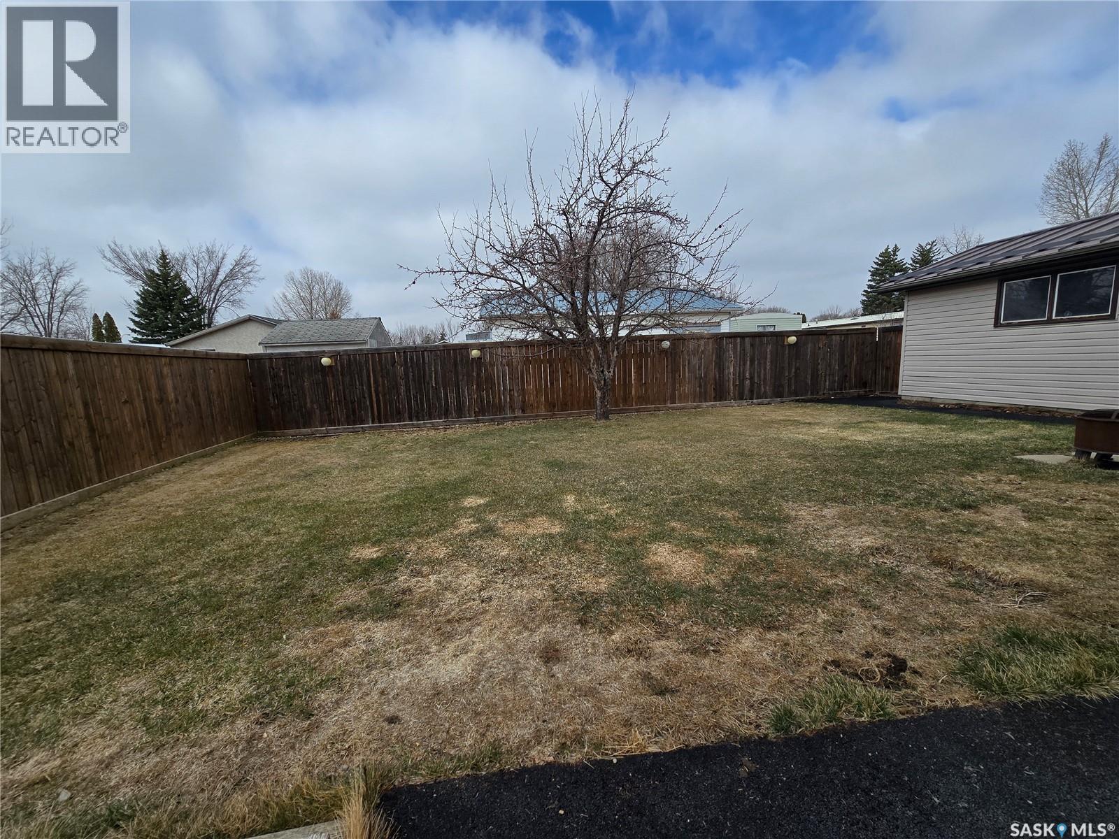 119 Montgomery Crescent, Weyburn, SK - Outdoor
