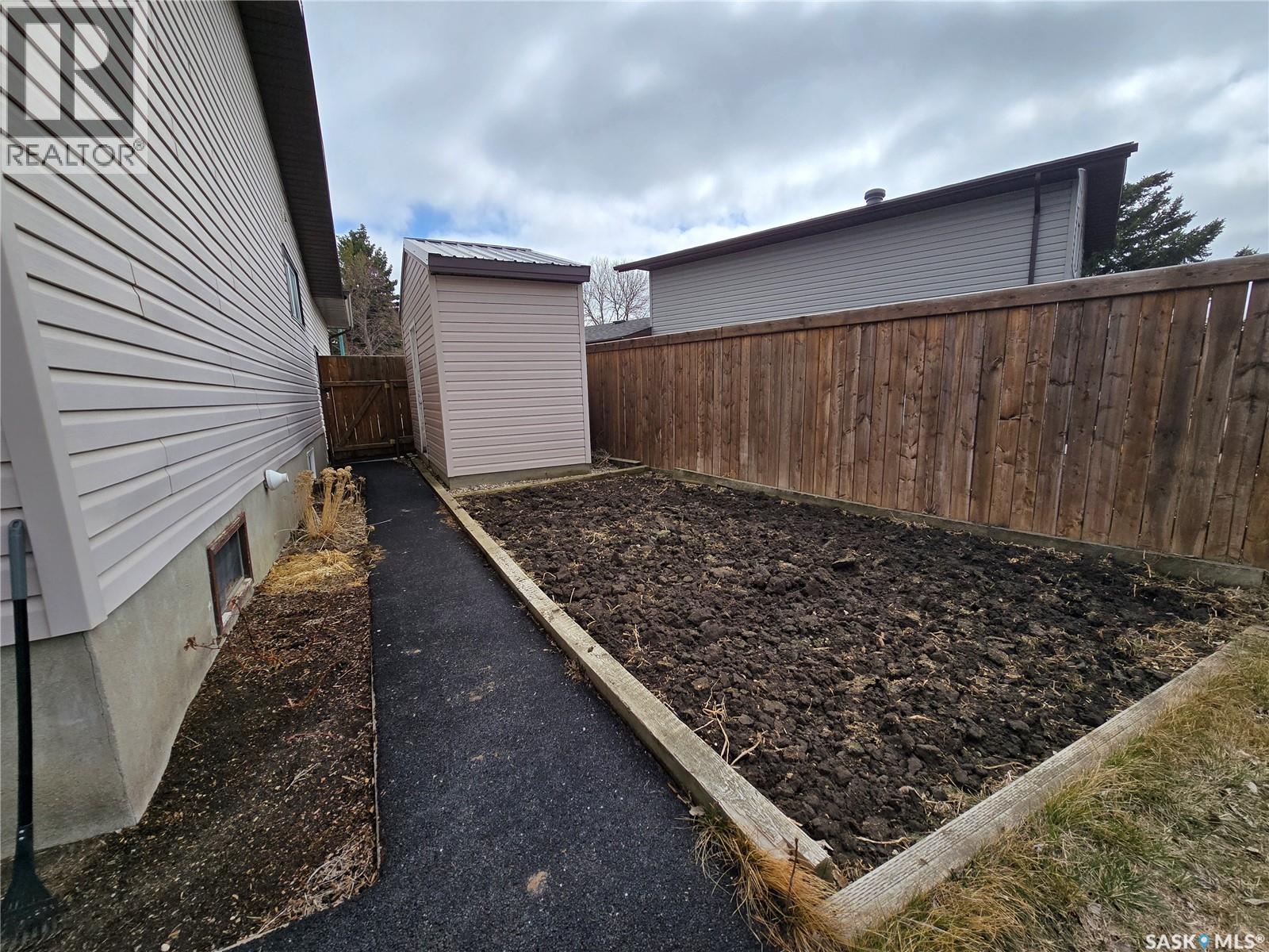 119 Montgomery Crescent, Weyburn, SK - Outdoor