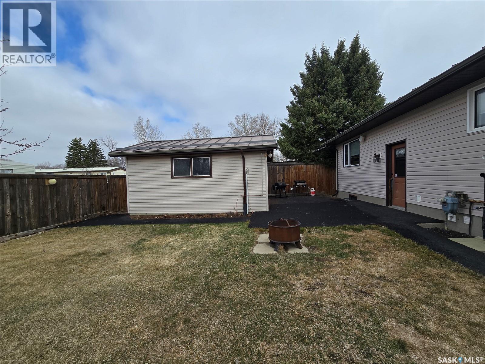 119 Montgomery Crescent, Weyburn, SK - Outdoor With Exterior