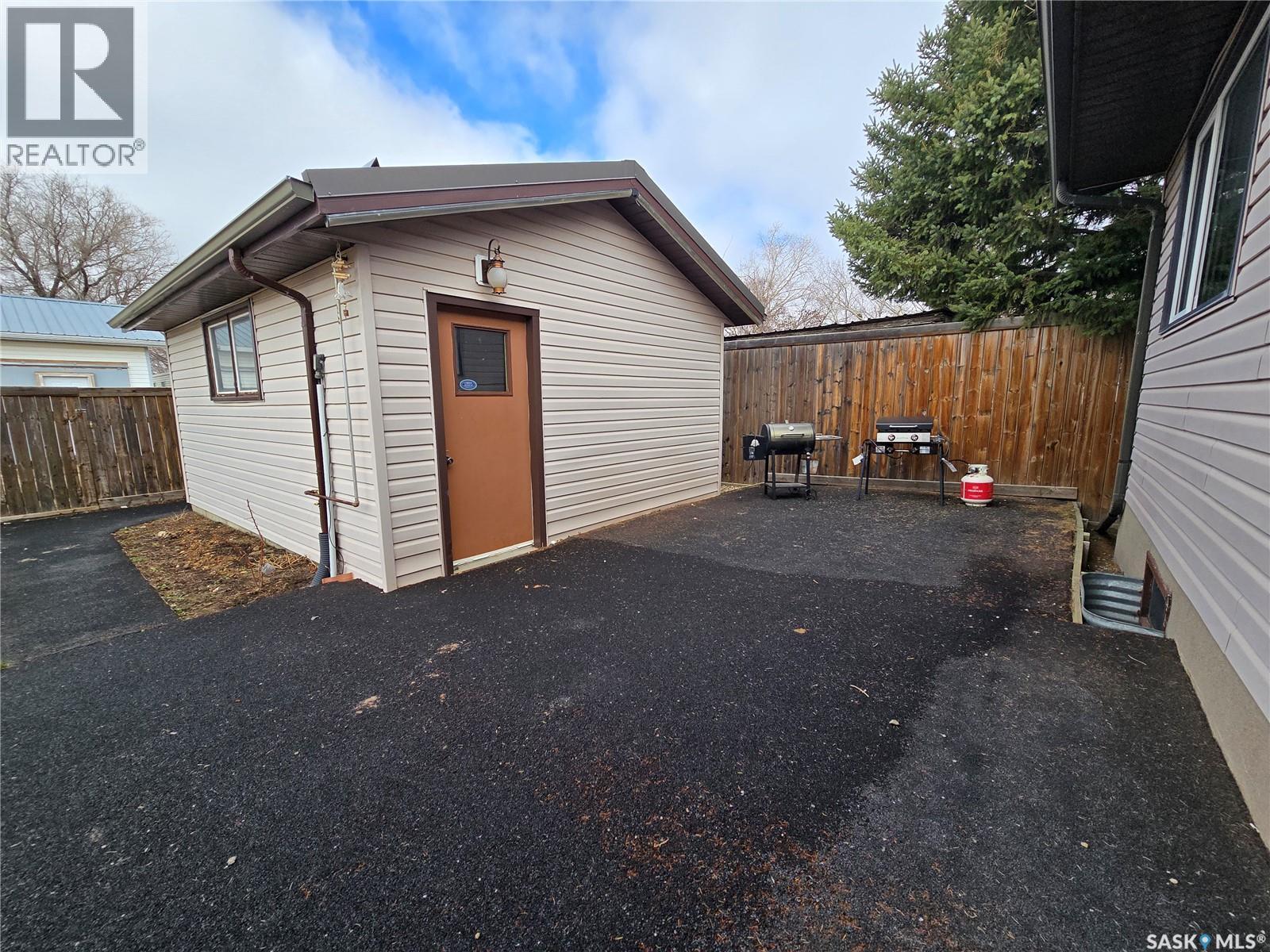 119 Montgomery Crescent, Weyburn, SK - Outdoor With Exterior